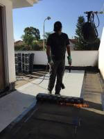 הלחמת יריעות ביטומניות בגג שמתבצעת על-ידי "א.א זהר איטום גגות בע"מ"